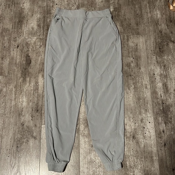 2 pairs of Athleta pants - sized 6 - very comfortable - Picture 6 of 10